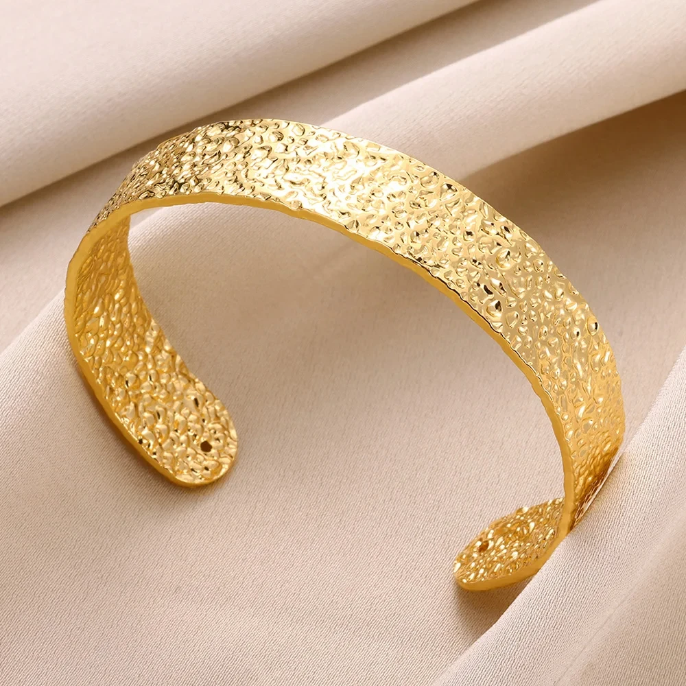 Exquisite Bump Pattern Opening Bangles